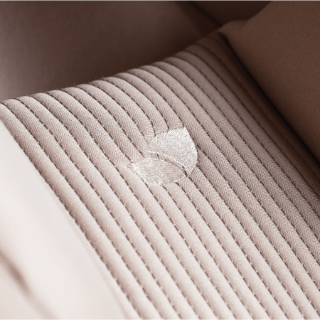 Tessuti dei prodotti per bambini Joie Signature in eleganti colori neutri.
