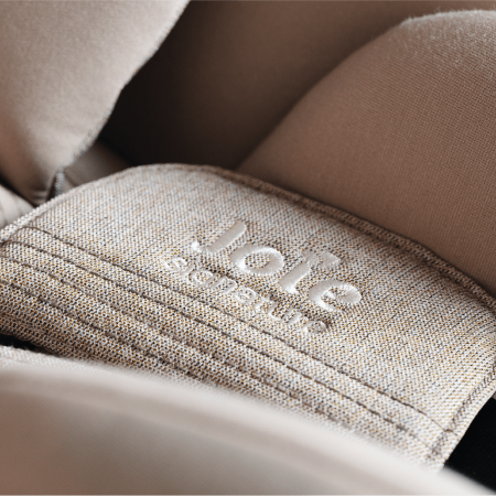 Tessuti dei prodotti per bambini Joie Signature raffigurati con texture sovrapposte per un look sartoriale.