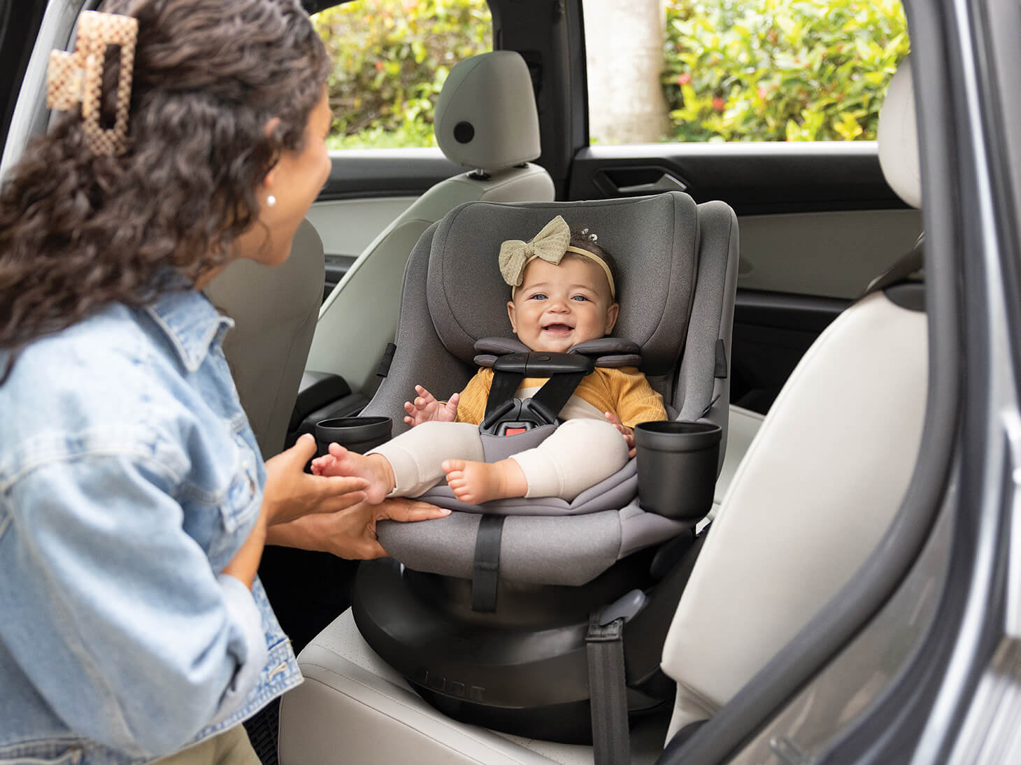 Baby in chili spin 360 2-in-1 rotating car seat spinning toward Mom in car