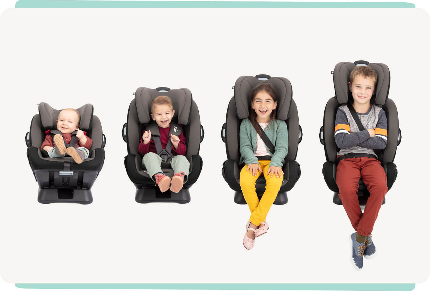  4 Kinder unterschiedlichen Alters sitzen nebeneinander in Joie Every Stage Autokindersitzen: von links nach rechts ein Baby, ein Kleinkind, ein kleines Kind und ein älteres Kind.