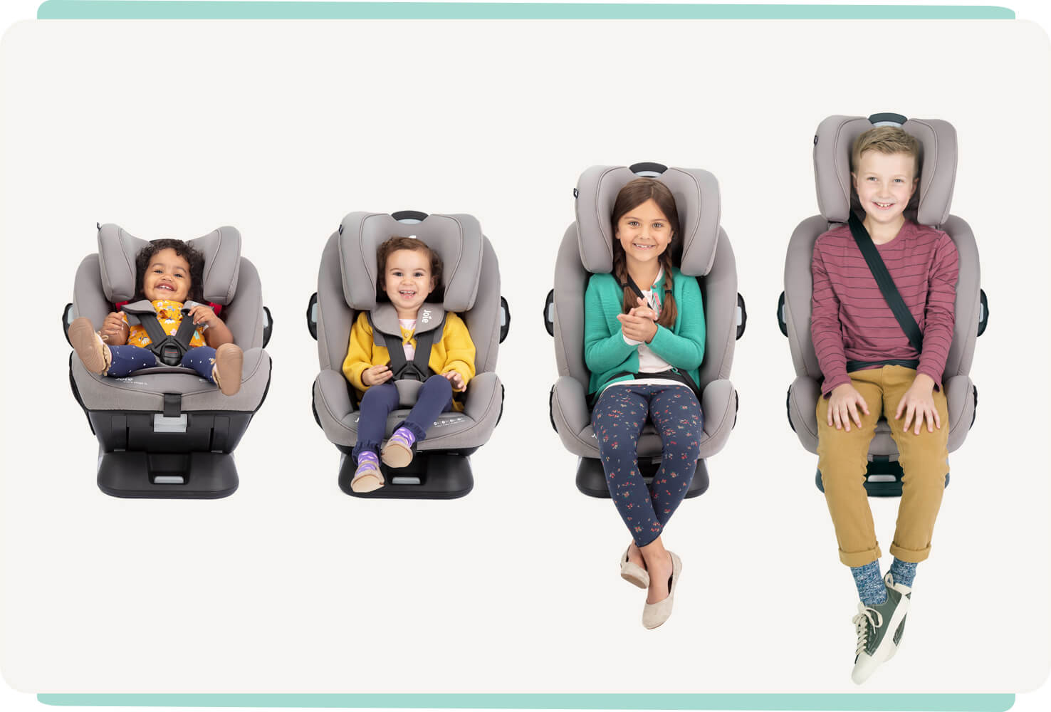4 niños de diferentes edades sentados uno al lado del otro en sillas de coche Joie Every Stage FX grises; de izquierda a derecha: un bebé, un bebé más mayor, un niño pequeño y un niño mayor.