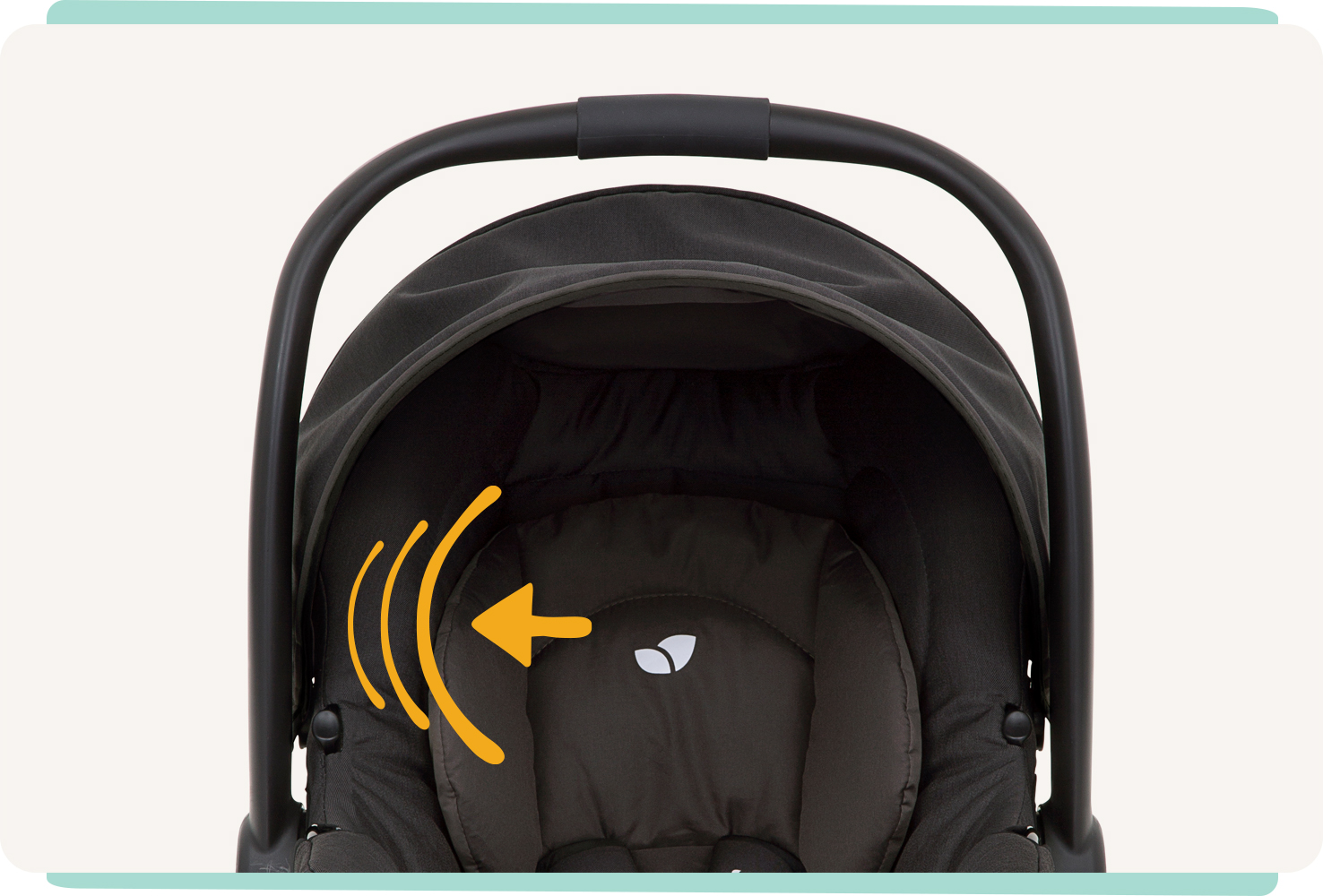 Vue de face du siège auto pour bébé Joie gemm, coloris noir, avec trois lignes incurvées sur le côté et une flèche pointant vers elles pour indiquer un choc latéral.