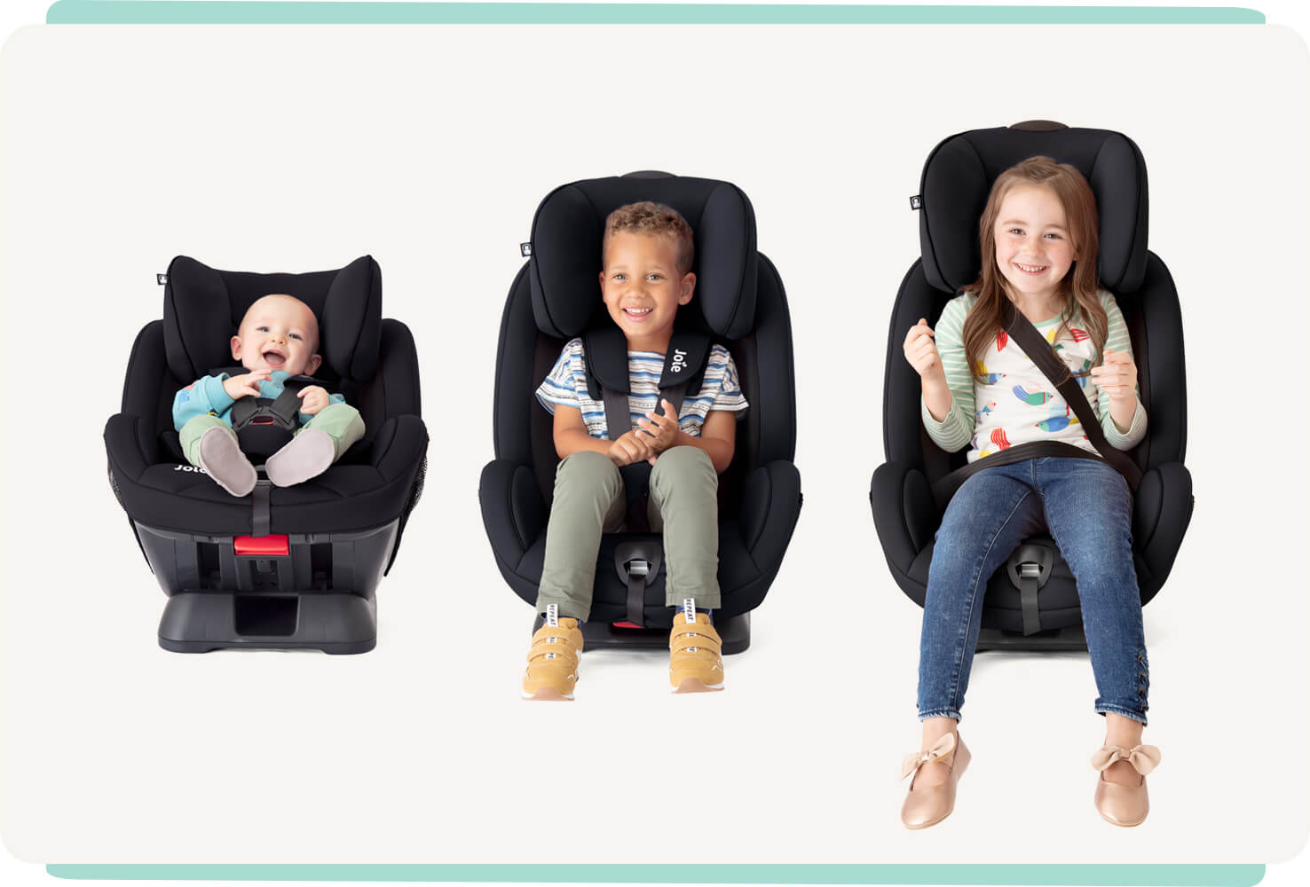 Tres sillas de coche Joie stages negras con tres niños de edad creciente en ellas. 