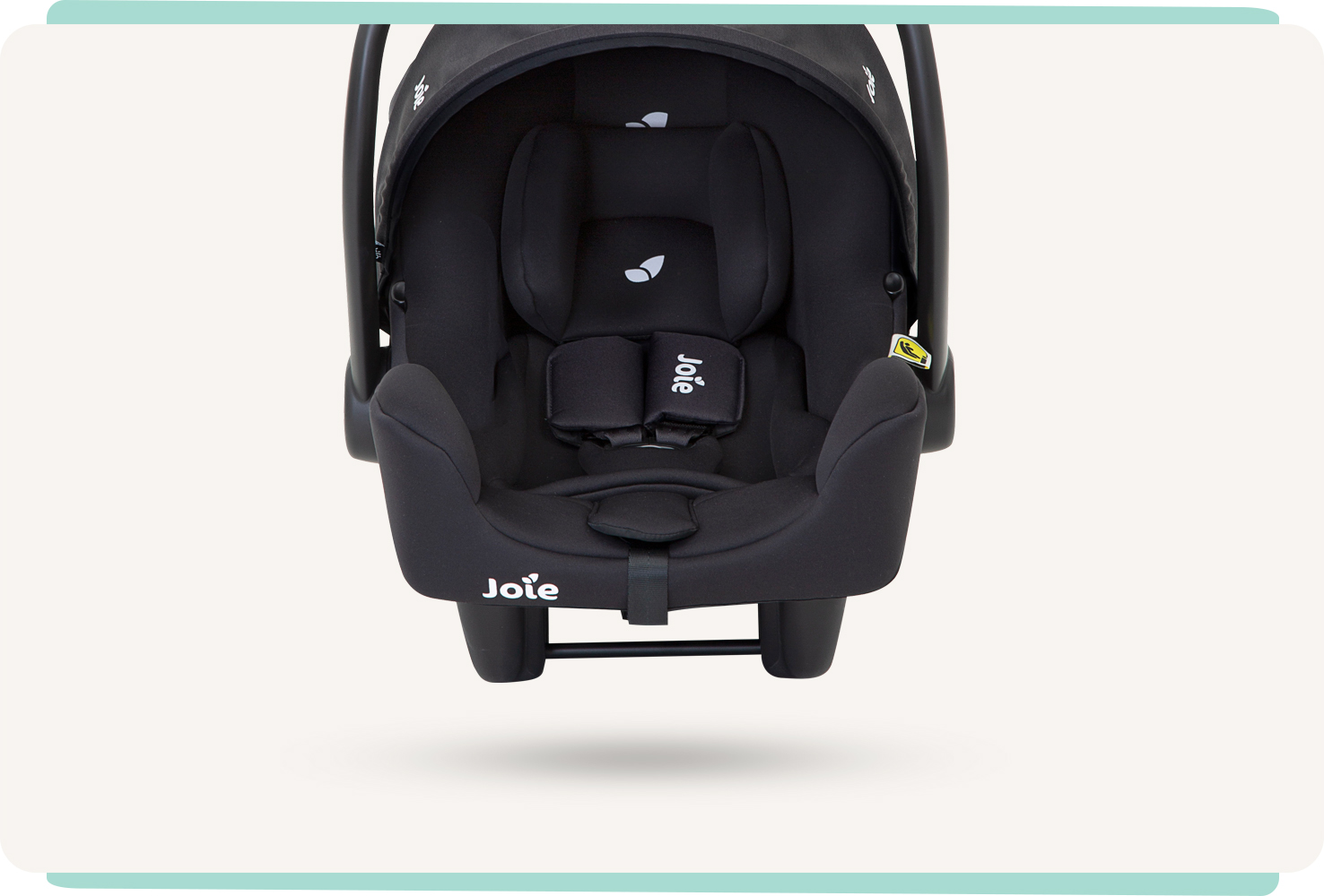 Siège auto pour bébé Joie I-snug, coloris noir deux tons, avec pare-soleil et poignée relevés, en position frontale.