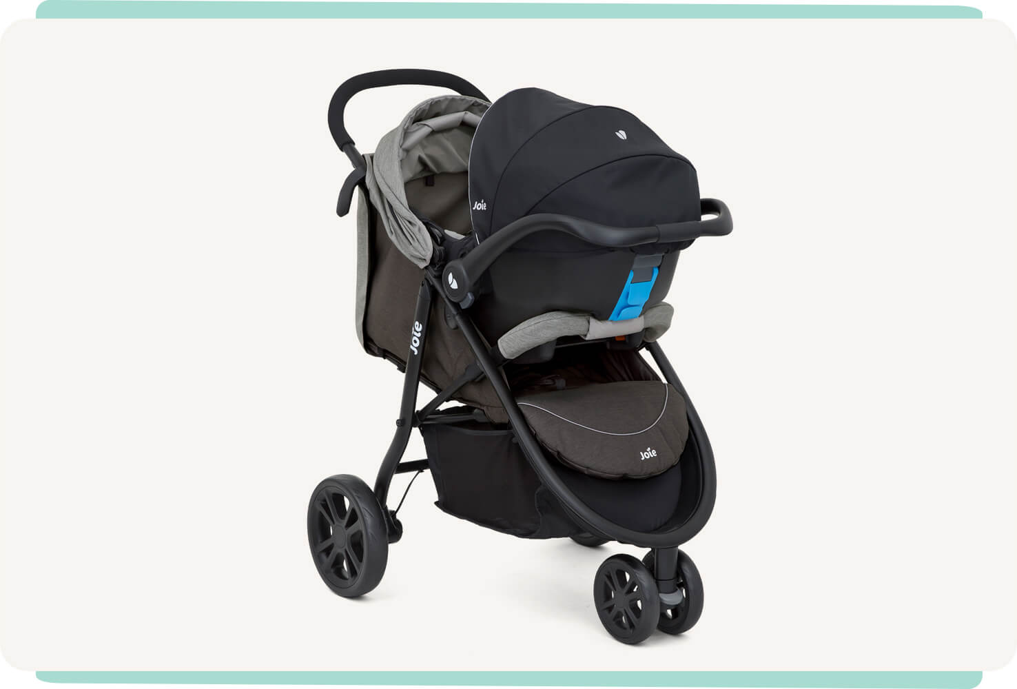 Système de voyage Joie litetrax 3, coloris noir, avec porte-bébé gemm, vu en angle.