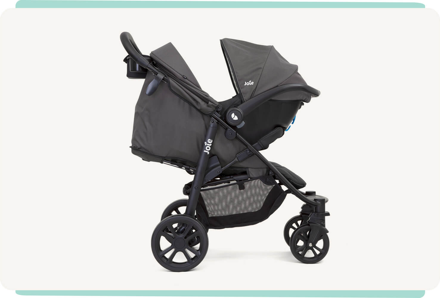 Un sistema de viaje Joie Litetrax 4 negro con la silla de coche infantil acoplada al carrito, de perfil hacia la derecha.