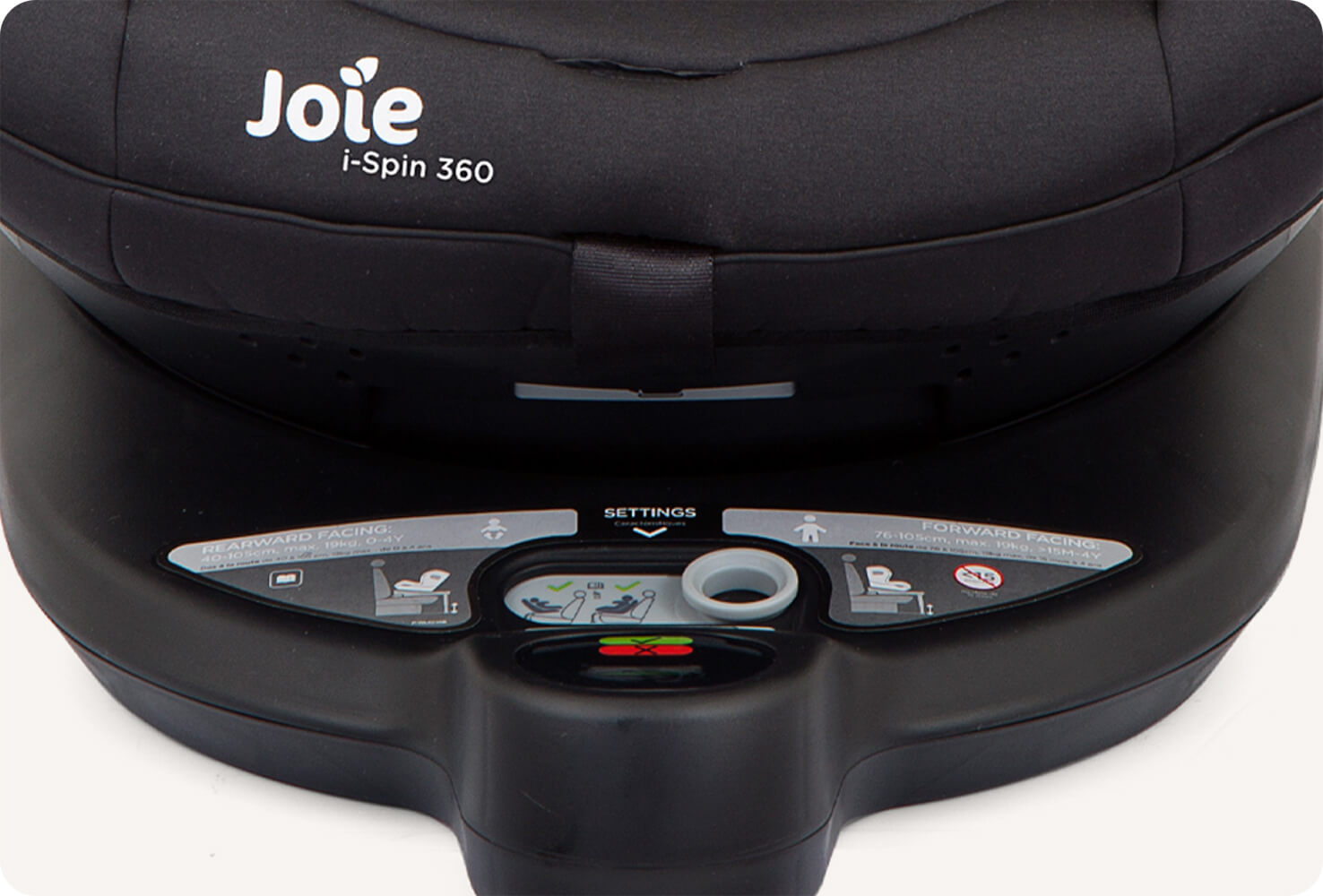 Primer plano del botón de bloqueo a contramarcha en la base de la silla de coche giratoria Joie I-Spin 360.