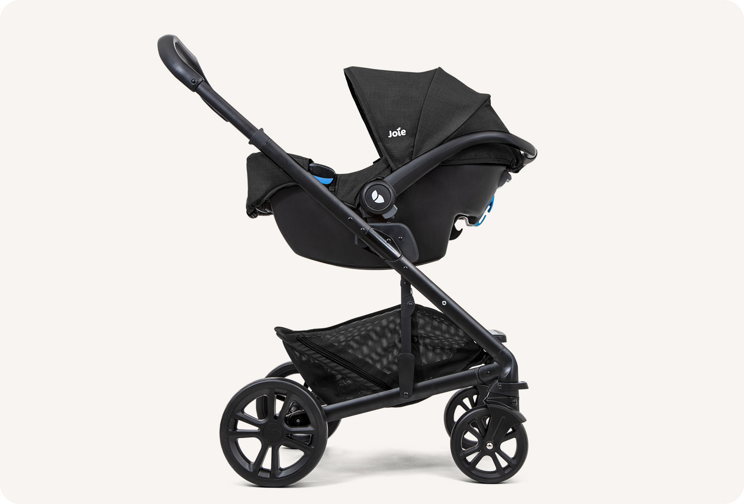Vue en profil gauche du siège auto pour bébé Joie gemm, coloris noir, sur un socle de poussette comme système de voyage. 