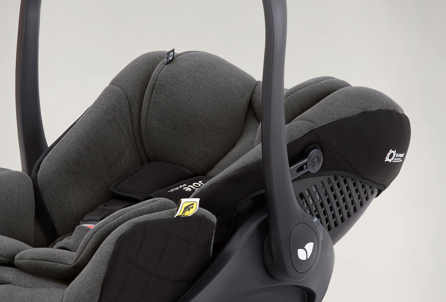 Detailaufnahme der Kopfstütze der Joie Signature i-Level Recline Babyschale.
