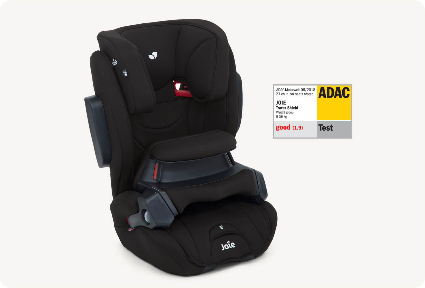 Silla de coche Joie traver shield negra en ángulo orientado a la derecha. A la derecha de la silla de coche, se muestra un premio ADAC que explica el galardón conseguido por la silla.