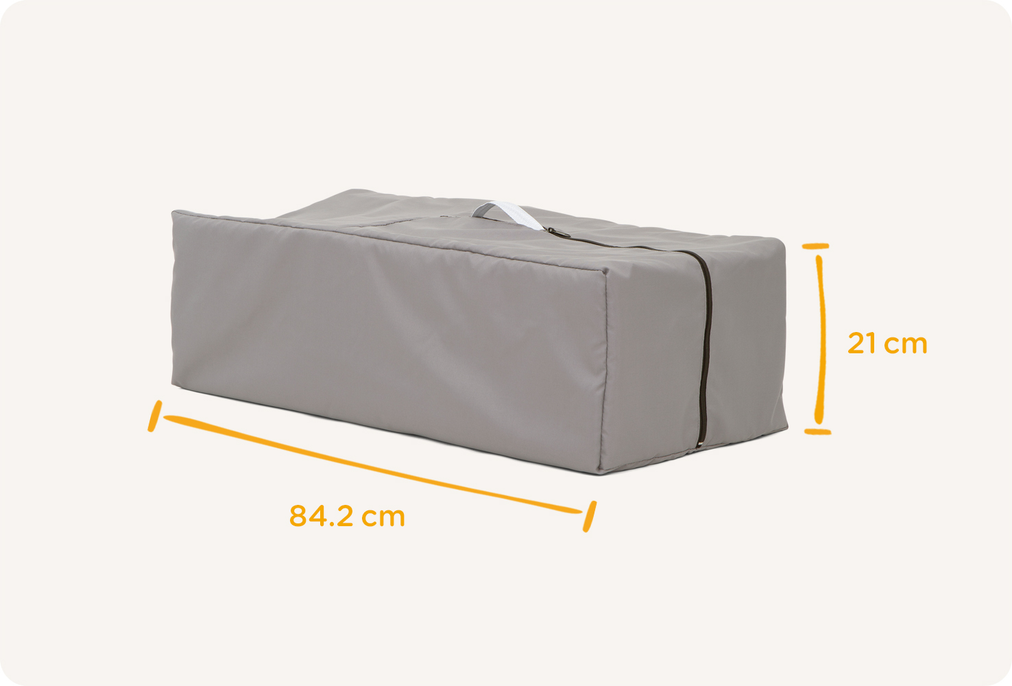 Le lit de voyage Joie commuter change & bouncer, rangé dans une housse de voyage avec la mesure de 84,2 cm en hauteur et 21 cm en largeur.