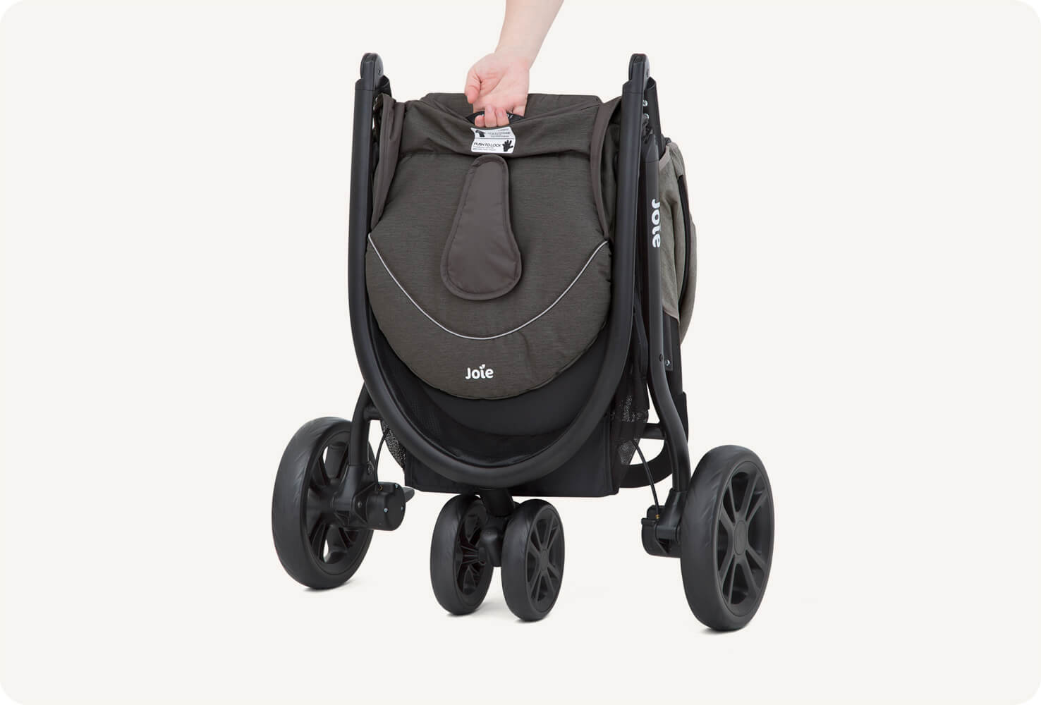  Joie Litertrax 3 Kinderwagen in Schwarz nach rechts gerichtet und vollständig zurückgelehnt.