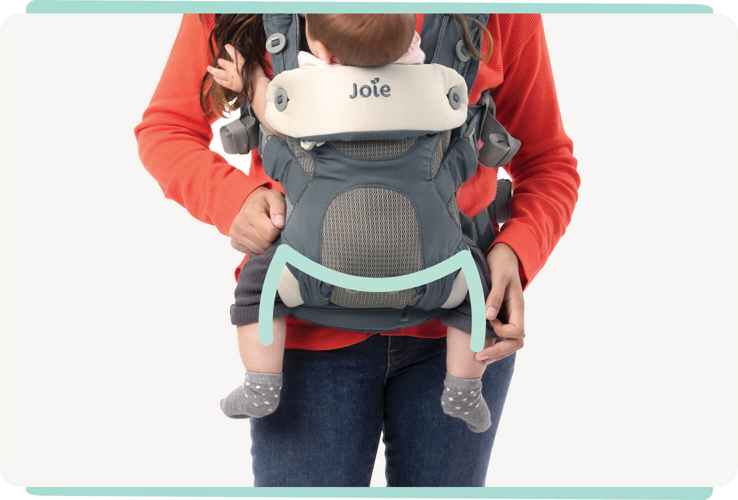 Primer plano de un bebé en una mochila portabebés Joie Savvy 4in1 azul con una línea color verde menta que indica la forma de M de las caderas del bebé