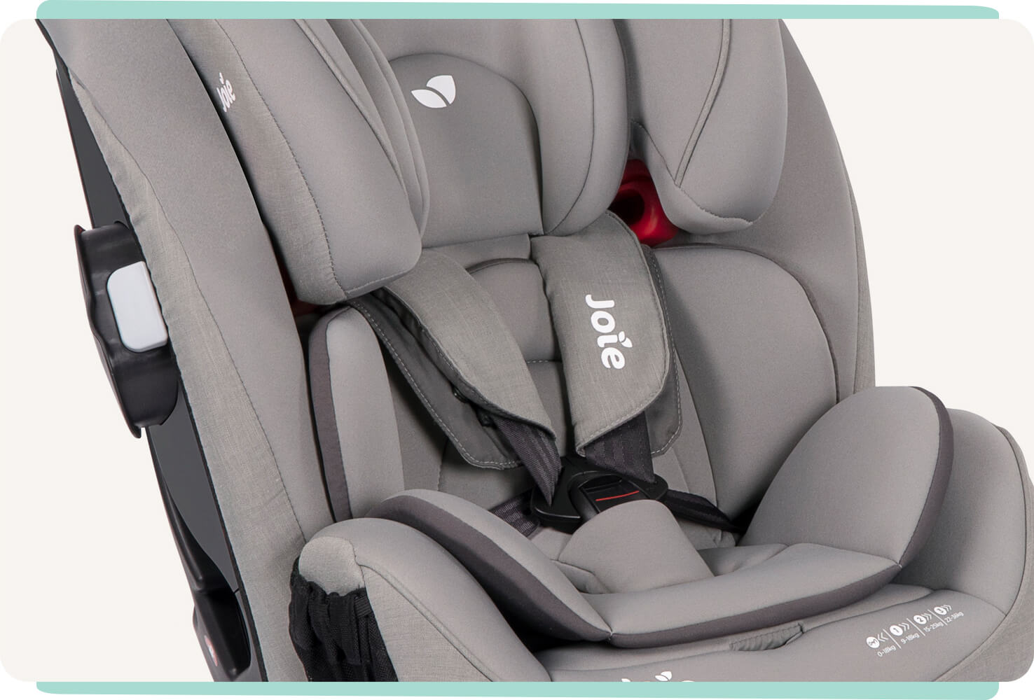 Detalle de una silla de coche Joie Every Stage FX gris claro que muestra el arnés de 5 puntos y el reductor para bebés pequeños.