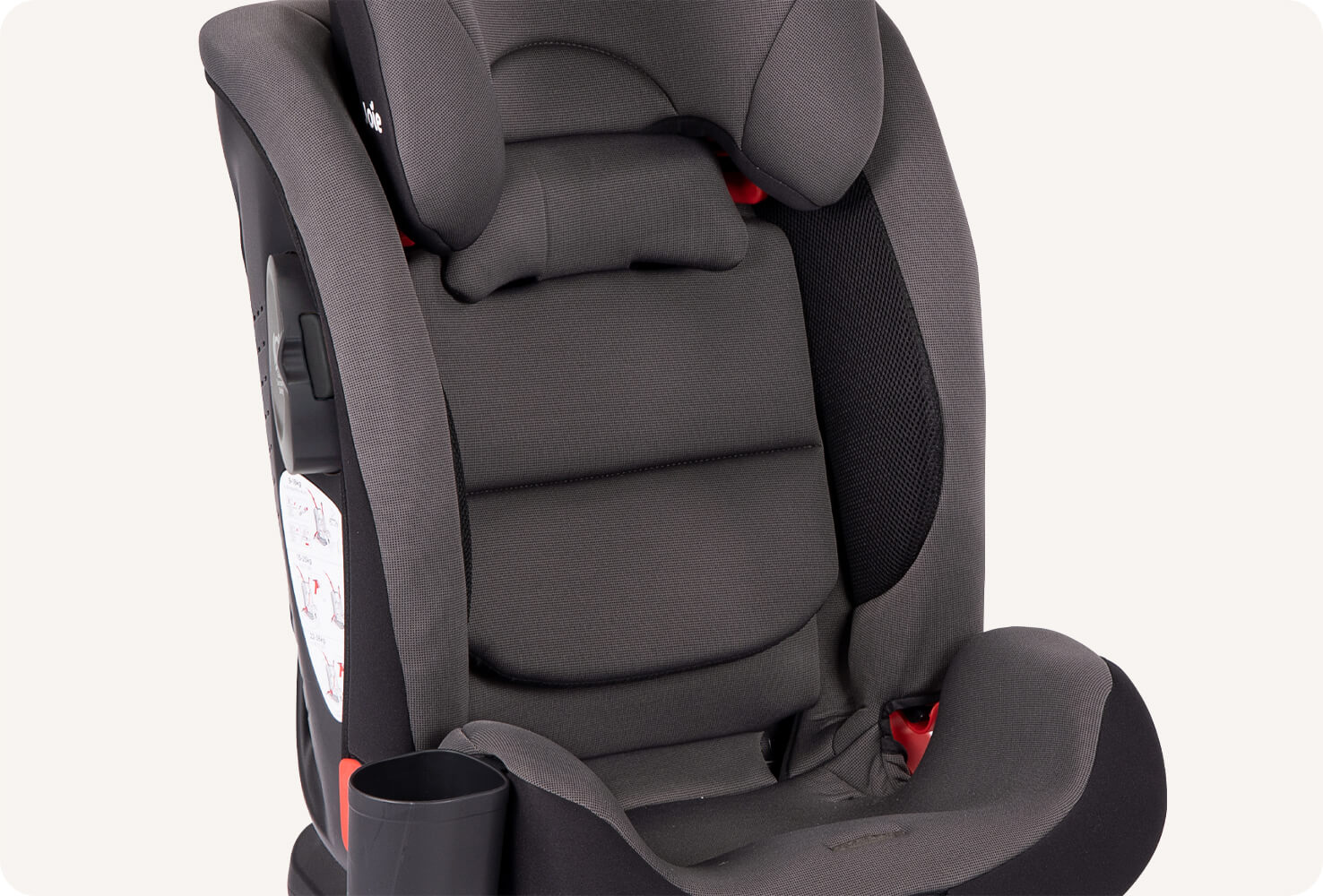 Gros plan de la partie inférieure d'un siège auto pour enfant Joie bold R gris foncé pour montrer le porte-gobelet attaché.