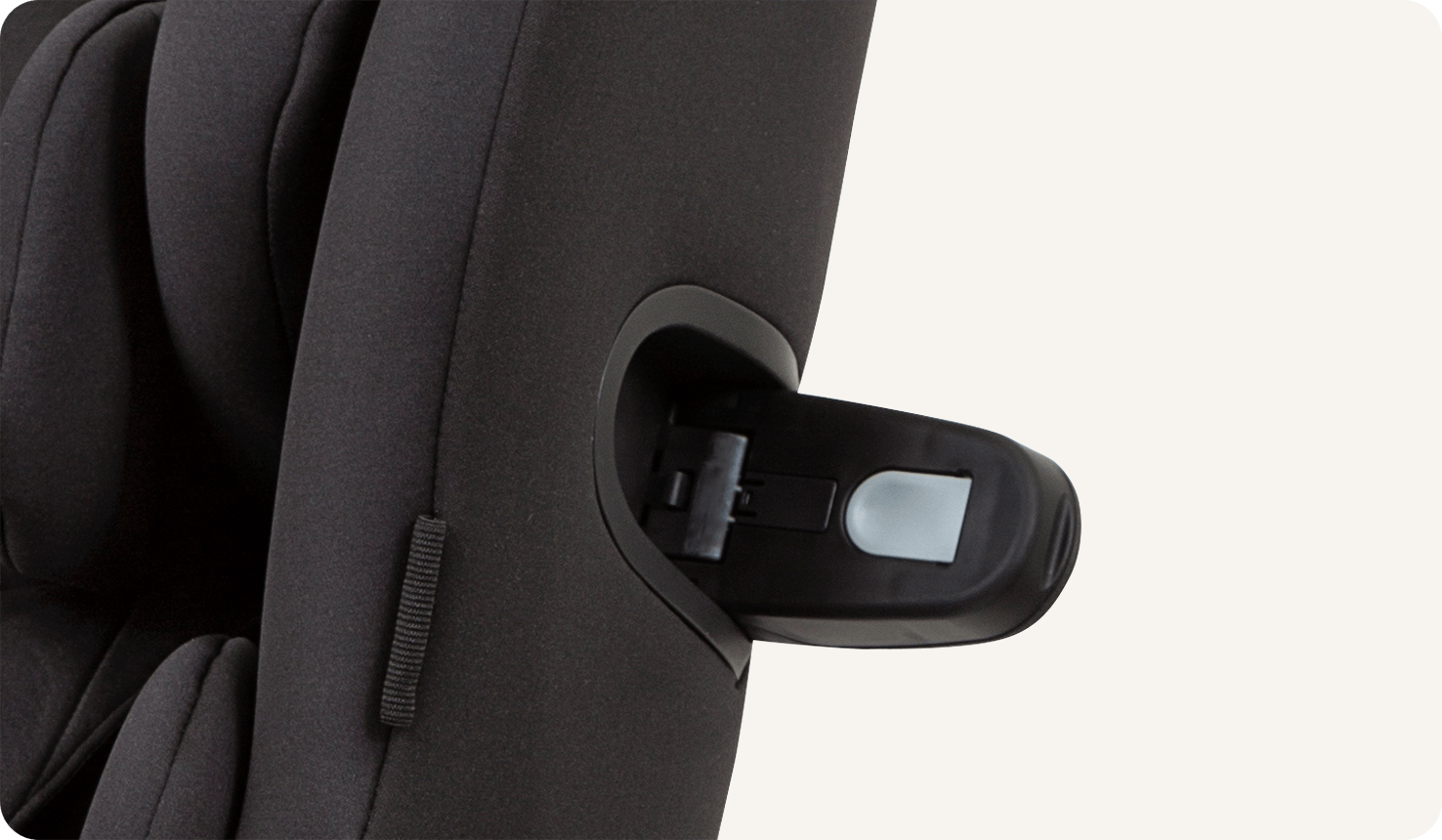 Primer plano de la protección de impacto lateral en una silla de coche Joie I-Spin 360 en negro.
