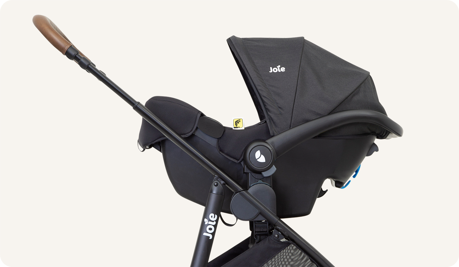 Siège auto pour bébé Joie I-Snug, coloris noir deux tons, reposant sur le châssis du landau versatrax.