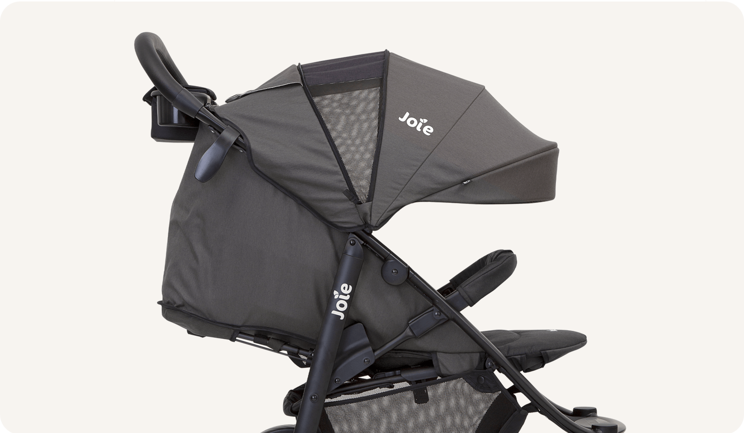 Primer plano del perfil derecho del carrito Joie Litetrax 4 negro totalmente reclinado y con la capota desplegada.