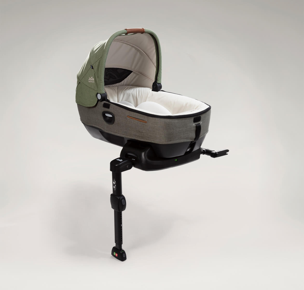  Joie Signature calmi R129 car cot in the color pine green on the I-Base Encore.

