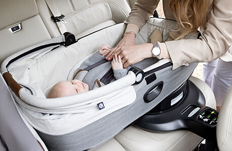 The 5 products that make up the Joie Encore spinning system of car seats shown in a circle.