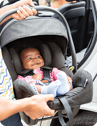 Neonato nel seggiolino auto per neonati Joie i-Gemm 3