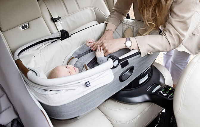 The 5 products that make up the Joie Encore spinning system of car seats shown in a circle.