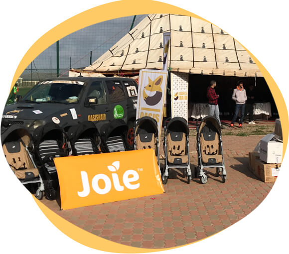 Raccolta di prodotti Joie donati alle famiglie bisognose.