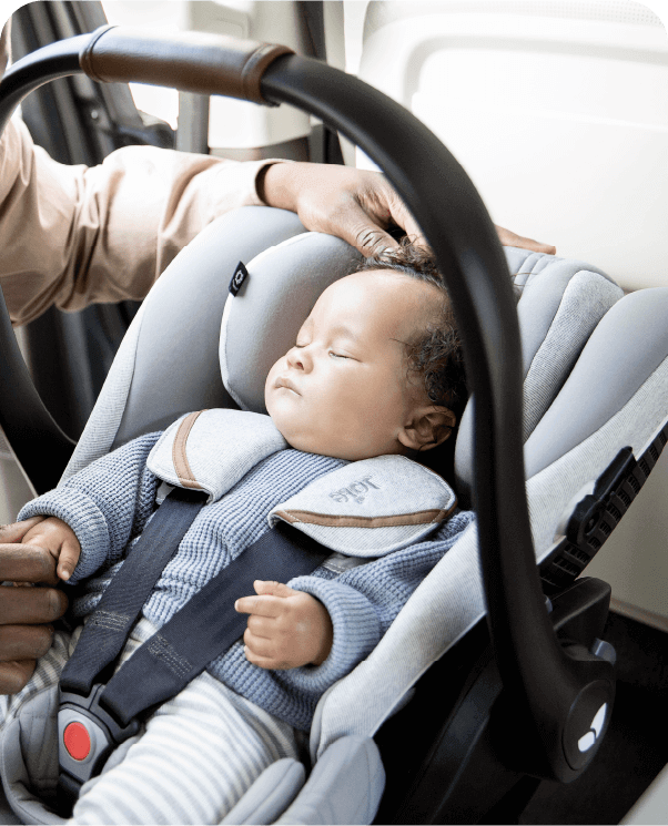 Bambino che dorme nel seggiolino auto reclinabile Joie i-Level Recline i-Size