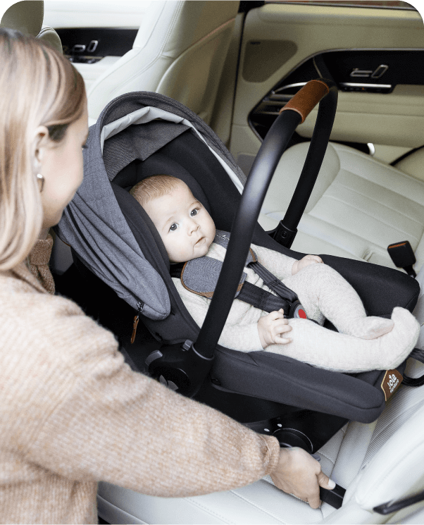 Seggiolino auto per neonato con ISOFIX integrato Joie sprint.